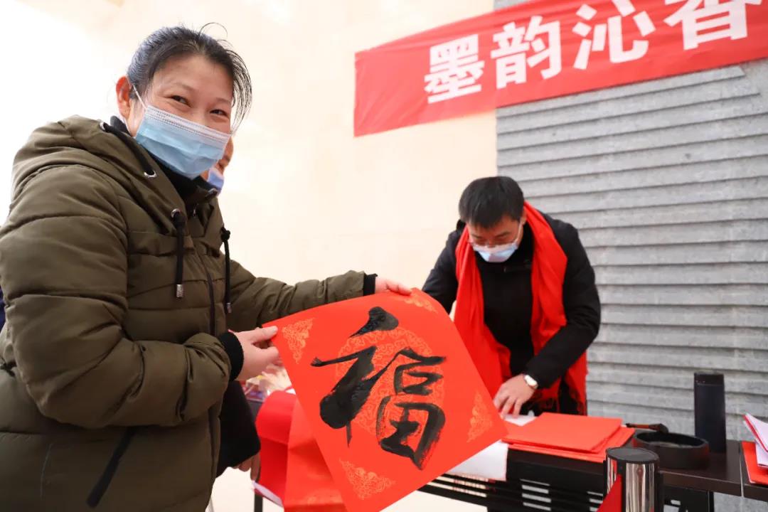 【翰墨迎春】宿遷市書法家協(xié)會(huì)書法家走進(jìn)市鐘吾醫(yī)院寫春聯(lián)、送祝福(圖4)